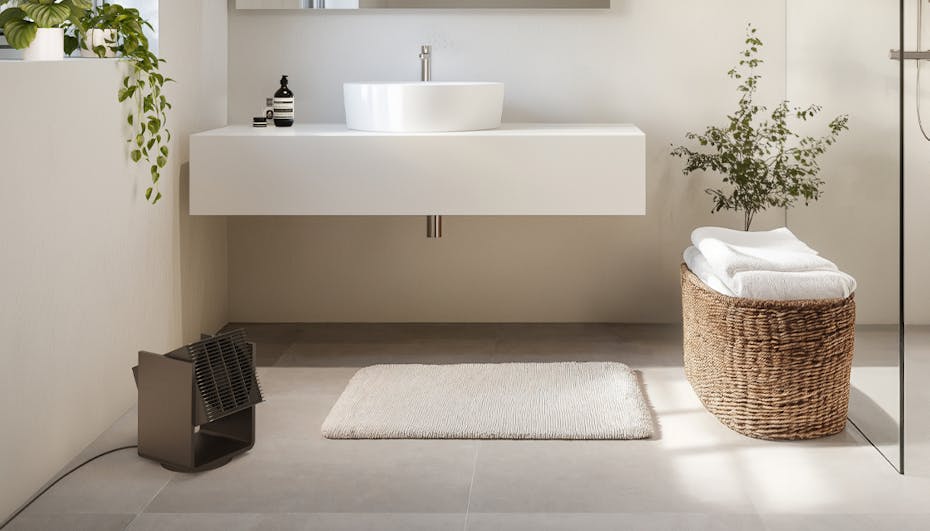 Termowentylator Alex stoi na podłodze w jasnej łazience