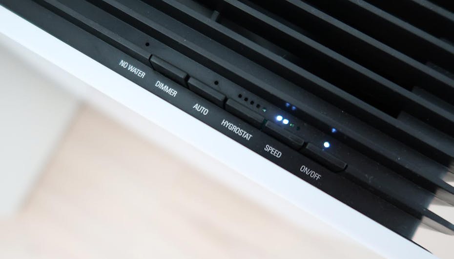 Zintegrowany higrostat Widok na panel sterowania nawilżacza z funkcję oczyszczania powietrza George