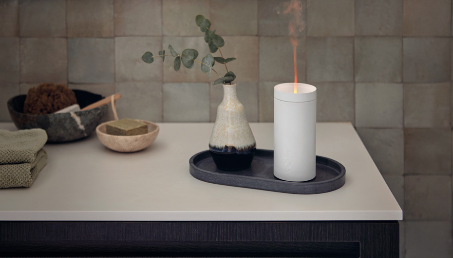 Realistyczny efekt płomienia Biały aromatyzer Lucy z efektem płomienia na szafce w łazience