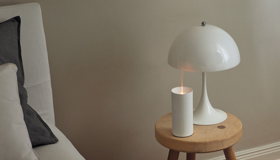 Realistyczny efekt płomienia Aromatyzer Lucy w czarnym kolorze z realistycznym efektem płomienia na małym stoliku