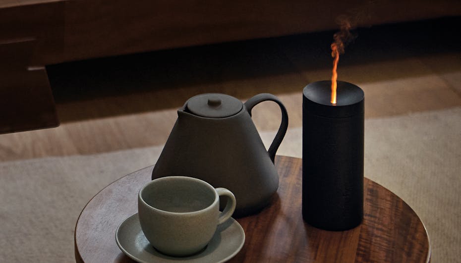 Aromatyzer Lucy w czarnym kolorze z realistycznym efektem płomienia na małym stoliku