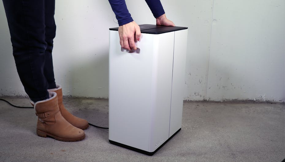 Osuszacz powietrza Lukas podnoszony za uchwyty boczne