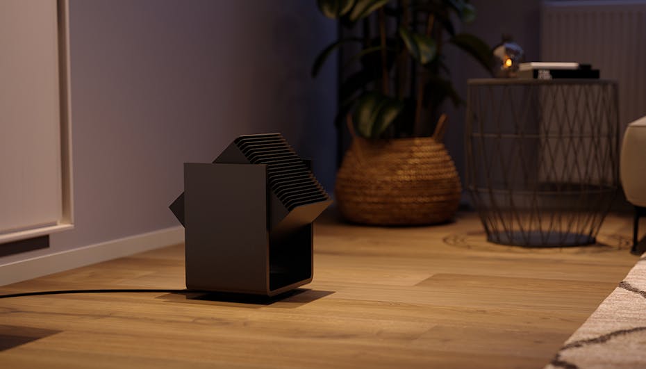 Termowentylator Alex stoi na drewnianej podłodze w klimatycznym pokoju