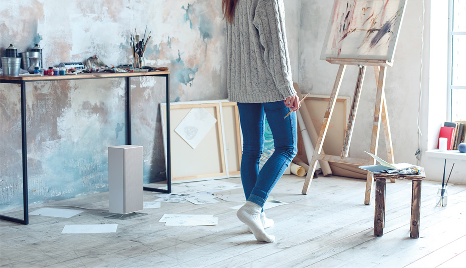 Termowentylator Anna big stoi na podłodze w pracowni malarskiej