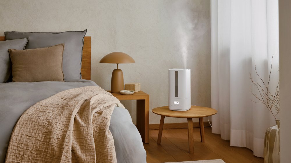 Oliver nawilża powietrze w sypialni