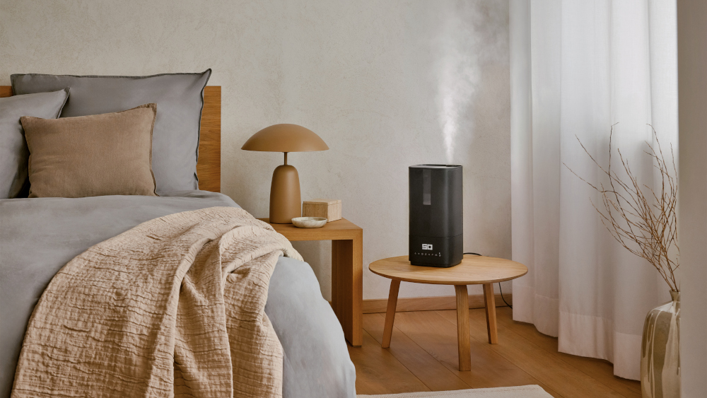 Oliver nawilża powietrze w sypialni