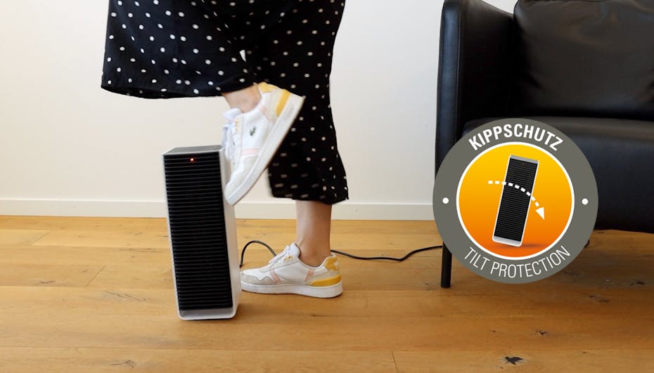 termowentylator Sam little potrącany przez idącą kobietę. Symbol zabezpieczenia przed przechyleniem