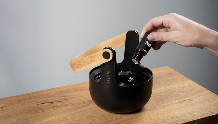 dodawanie kilku kropel olejku eterycznego do zbiornika aromatyzera Sophie little