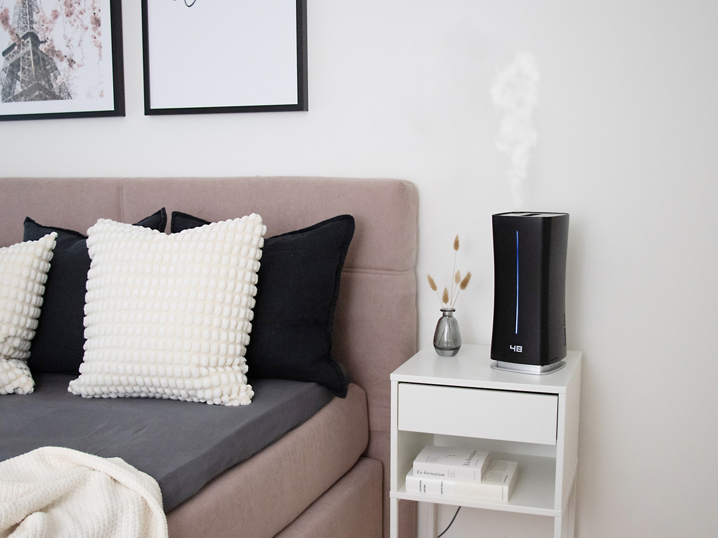 Tryb nocny Eva little Stadler Form w czarnym kolorze stoi na stoliku nocnym obok łóżka