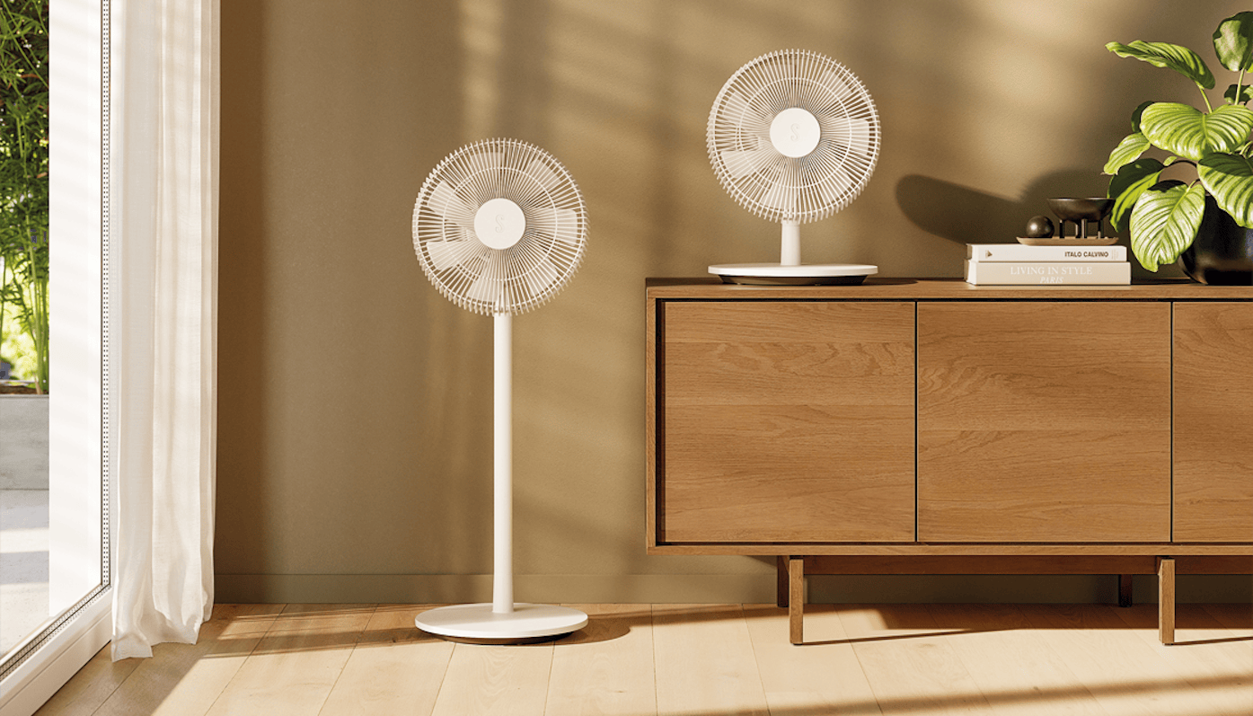 Dwa warianty wentylatora Finn stoją w jasnym pomieszczeniu