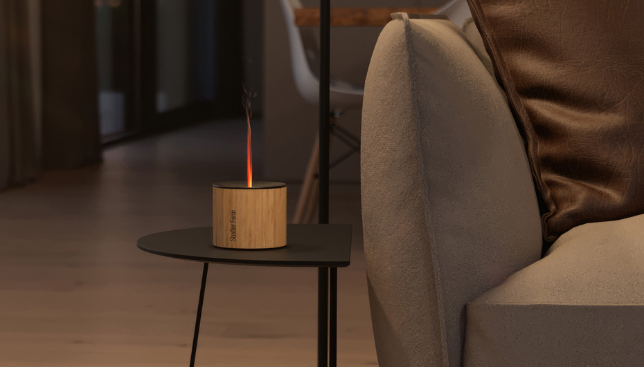 Aromatyzer Nora z efektem płomienia stoi na stoliku w nastrojowym, ciemnym wnętrzu
