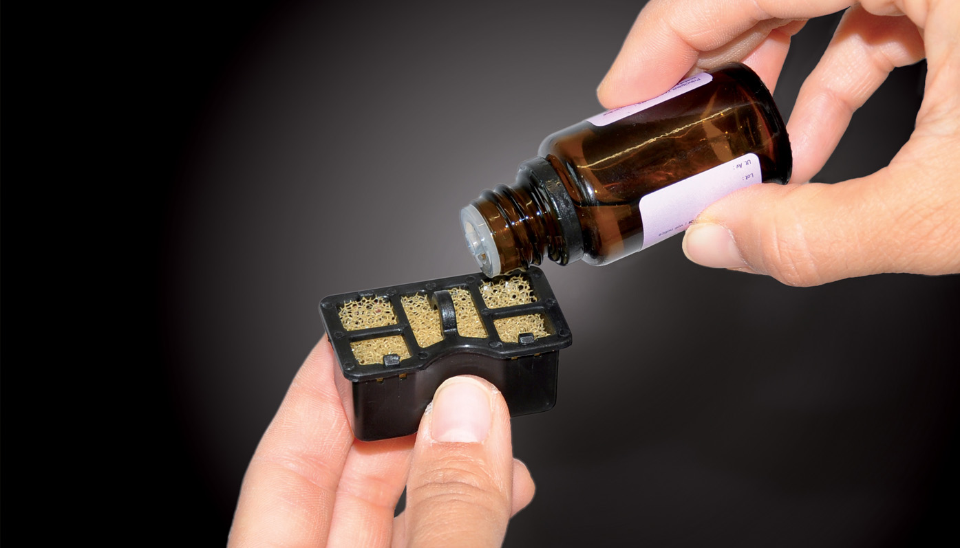 Dozownik zapachów Zbliżenie na uzupełnianie dozownika zapachów nawilżacz Oskar Stadler Form