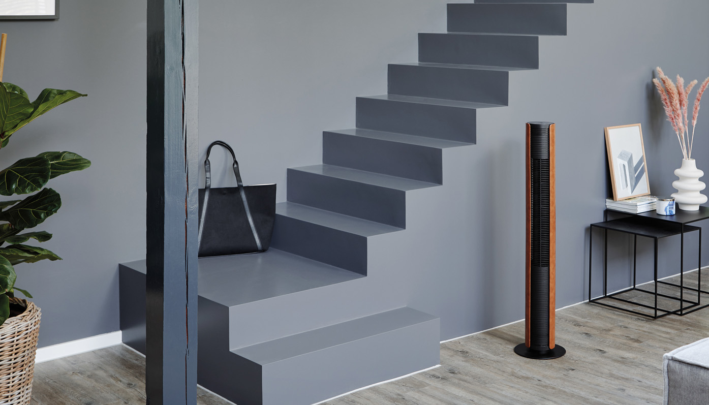 Wentylator Peter 2 leatherette stoi przy schodach w stonowanym pomieszczeniu