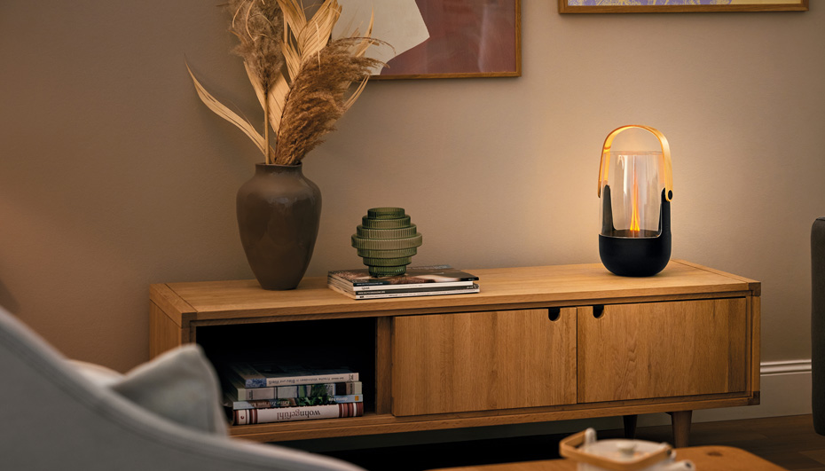 Aromatyzer Sophie stoi na komodzie w klimatycznym, ciepłym salonie