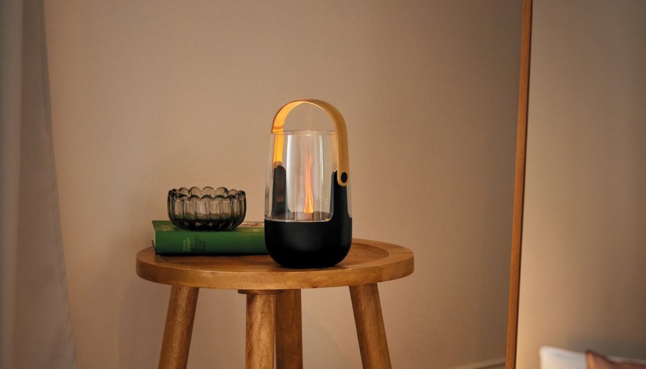 Aromatyzer Sophie little na drewnianym stoliku w ciepłym wnętrzu.